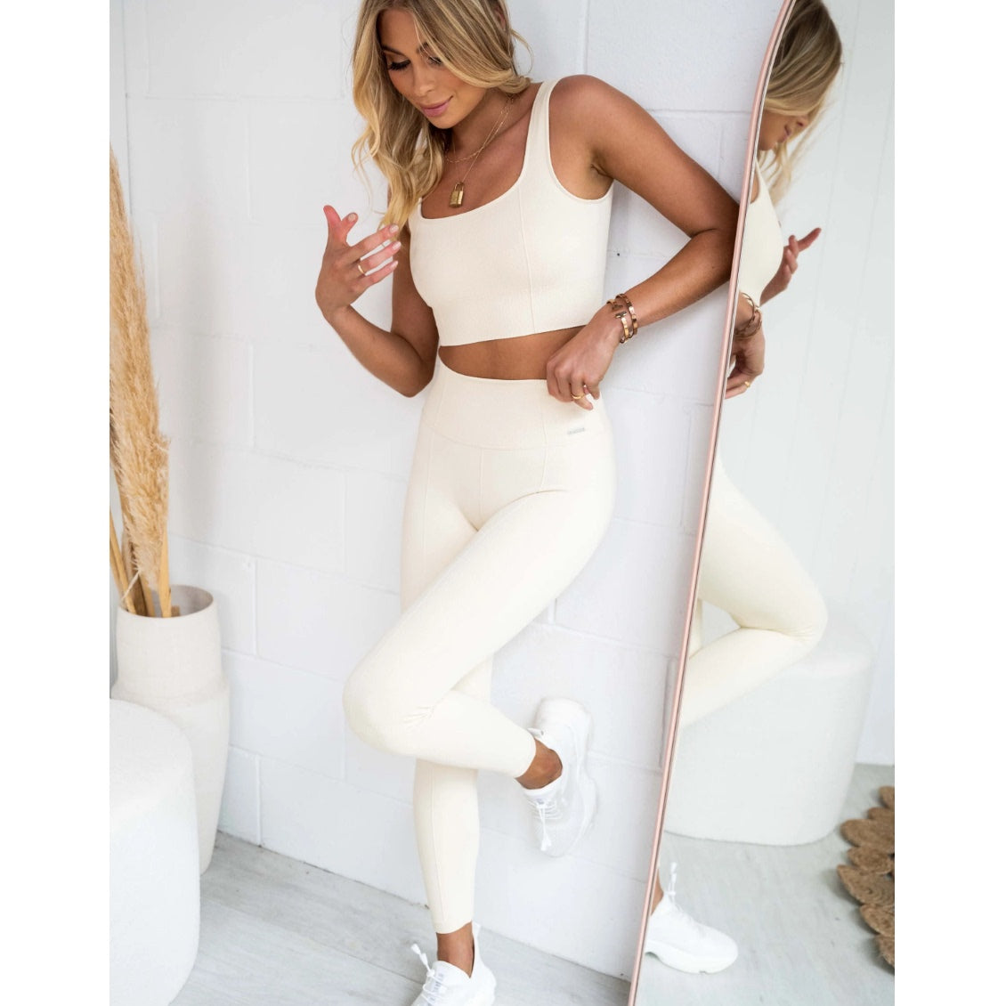 Swedish aimn high waisted hip lifting yoga pants for women, creamy white elastic tight fitting outdoor running and fitness leggings
